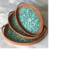 Paniers en rotin sur mesure avec bases en résine disponibles en tailles et formes assorties avec de multiples motifs adaptés aux magasins à domicile