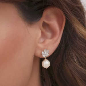 Boucles d'oreilles or diamant floral avec perles - Product Image 2