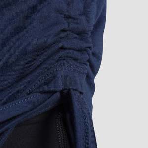 เสื้อยืดออกกำลังกายแบบครอปทรงเข้ารูปสีกรมท่าพร้อมดีไซน์แอคทีฟเชฟ - Product Image 5
