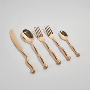 Ensemble de 4 couverts cuillère et couteau fourchette en acier inoxydable à manche design utilisés dans la cuisine, la table, la maison, les couverts plaqués or - Product Image 4