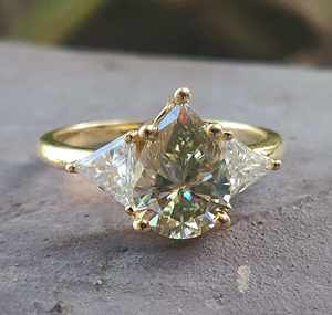 Nuevo Diamante de corte de pera colorido con anillos de tres piedras de compromiso de oro sólido de 10kt para mujer - Product Image 1