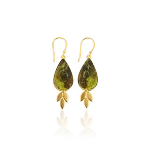Pendientes de Latón Bohemios Chapados en Oro con Ópalo Verde, Joyería Étnica Hecha a Mano, Pendientes de Latón de Alta Calidad - Product Image 1