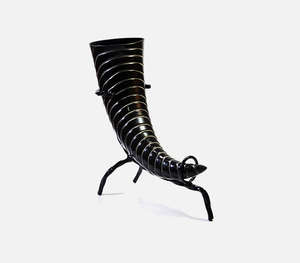 Auténtico Cuerno Vikingo Negro Hecho a Mano para Beber con Únicas Ranuras Talladas en Espiral y Soporte de Trípode de Hierro Forjado Resistente - Product Image 2