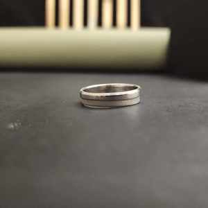 Bague de fiançailles unisexe unique en moissanite torsadée avec un design adorable, plaquée argent sterling 925, en acier inoxydable pour un usage quotidien - Product Image 5