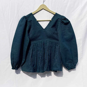 Haut en coton Katha bleu baie avec col profond et manches bouffantes longues, longueur courte, broderie et découpe, haut uni teint - Product Image 1