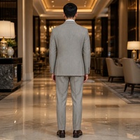 Costume homme gris taupe clair à chevrons, simple boutonnage, revers cranté, poches à rabat, costumes d'affaires pour homme sur mesure MTM
