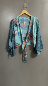 Top corto floral de seda pura para mujer superventas, Top informal de verano con escote en V profundo y mangas largas de campana, transpirable, de longitud corta - Product Image 6