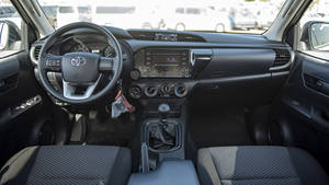 HILUX DC 2.4D 4x4 d'occasion, très propre, intérieur clair, sièges en cuir, pneus R15, conduite à gauche, transmission intégrale - Product Image 2