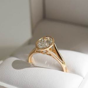 Anillo de Compromiso Solitario con Diamante Ovalado de 2.0 Ct Cultivado en Laboratorio, Certificado por IGI, Engastado en Bisel, Oro Amarillo de 14K, Diamante CVD Creado en Laboratorio - Product Image 3