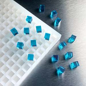 Moule à bonbons carrés compact en silicone pour la production industrielle de confiseries, 609 cavités, format carré de 10 mm, 1 ml chacune - Product Image 2