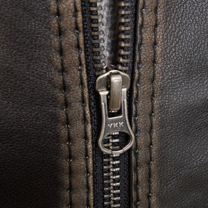 แจ็คเก็ตหนังวัวสไตล์เทรนดี้ปี 2025 สำหรับผู้ชาย สตรีทแวร์  แบบเป็นทางการ  โลโก้ด้านหน้าสั่งทำได้ กันน้ำ กันลม ซับในหนาแบบควิลท์ - Product Image 6