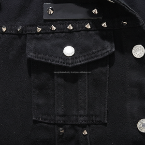 เสื้อกั๊กยีนส์ผู้ชายสีดำแบบสั่งทำพิเศษ สไตล์พังก์ร็อก ประดับหมุดและหนาม  ทรงสลิมฟิต ตัดเย็บแบบคัทออฟ - Product Image 5