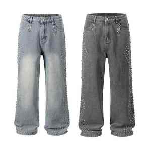 Sentez la qualité supérieure des pierres de qualité industrielle qui ne perdent jamais leur éclat sur votre pantalon en jean moderne orné de strass. - Product Image 3