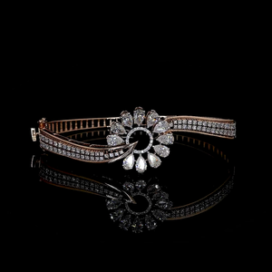 Pulsera de Diamante Cultivado en Laboratorio con Forma de Pera y Trébol, con Oro Sostenible para Mujer - Product Image 1