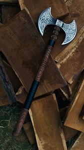 Hache Viking artisanale de qualité industrielle Thewizcrafts, manche en bois de rose, lame double personnalisée, HRC 58-60, durable - Product Image 5