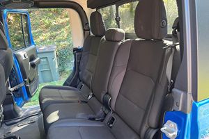 JEEP GLADIATOR SPORT 4X4 2023 USADO, Volante a la Izquierda/Derecha - Product Image 2