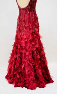 Vestido de seda rojo oscuro glamuroso con detalles de lentejuelas florales para una boda elegante para mujer o un look de noche - Product Image 3