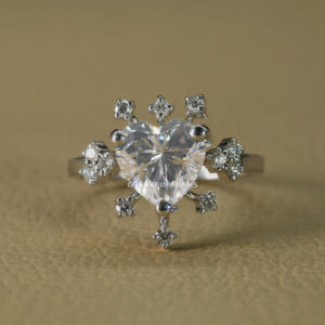 Diseñador certificado por IGI y anillo de diamante solitario hecho en laboratorio con corte en forma de corazón único con claridad VVS en oro blanco de 14 quilates - Product Image 1