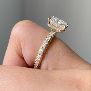 Anillo de compromiso con diamante cultivado en laboratorio de corte radiante de 3.50 quilates, banda pavé de oro de 14K, certificado IGI. - Product Image 3