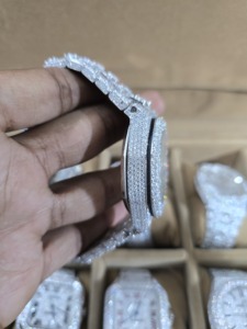 นาฬิกาข้อมือผู้ชายแบบกลไก รุ่นคลาสสิค หน้าปัดทรงกลม ประดับเพชรโมอิสซาไนต์เต็มหน้าปัด พร้อมวันที่และตัวเลขแบบโรมัน  ของขวัญ - Product Image 3