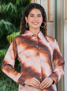 Chemise moderne pour femme en polyester, imprimé tie-dye, style asymétrique, multicolore, manches longues et col chemise, pour un usage décontracté. - Product Image 5