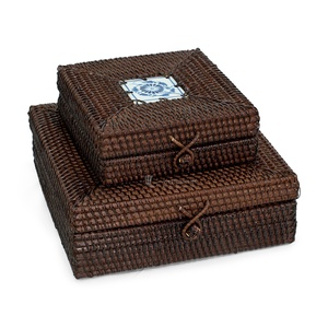 Juego de 2 Cajas de Almacenamiento de Mimbre y Ratán con Detalles de Cerámica, Caja Decorativa de Mimbre con Tapa, Venta al por Mayor, Vietnam - Product Image 1