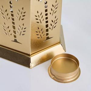 Lanterne élégante en métal doré avec motif palmier, forme haute, poignée robuste, lumière de bougie chaleureuse pour la décoration de maison de luxe - Product Image 3