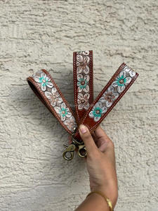 Nueva Llegada Mano Tooled Cuero Muñequera Llaveros En Relieve Estampado Floral Cuero Llaveros Tooled Accesorios de cuero Correas para llaves - Product Image 3