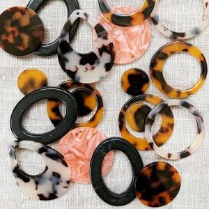 Vente en gros de boucles d'oreilles en résine naturelle de style classique nouvelle mode pour usage quotidien bijoux pour la maison et les loisirs résultats de bijoux - Product Image 1