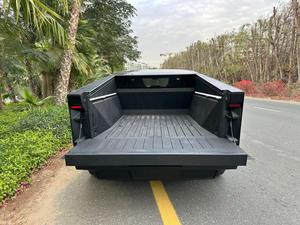 Cybertruck Foundation Series 2024 de Tesla, Camioneta Eléctrica con Faros LED R20, Volante a la Izquierda, Exterior Plateado, Techo Panorámico - Product Image 5
