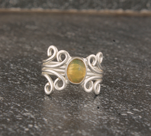 Bague solitaire classique bohème délicate en argent sterling 925 sertie de pierres précieuses fluorées taille brillant, faite à la main, unisexe, pour mariage - Product Image 1