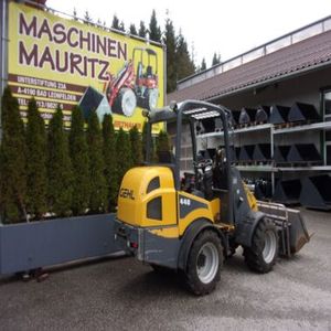 Chargeuse sur pneus compacte articulée Gehl AL 440, pelle avant diesel, 0,7 tonne, moment de charge élevé, 44,7 kW, pour ferme et jardin - Product Image 5