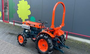Tracteur compact Kubota B7000 16 CV 4 roues motrices, transmission manuelle, pour petites exploitations agricoles et travaux de jardinage - Product Image 3