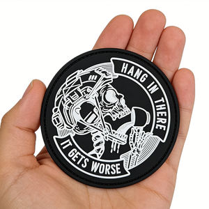 Patch en PVC « Hang in There It Gets Worse » avec motif de crâne, noir et blanc, en caoutchouc souple, pour sacs, vestes, chapeaux et accessoires - Product Image 4