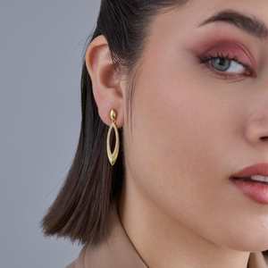 Pendientes de Plata 92.5 con Diseño Geométrico de Pluma y Circonitas, Perlas y Diamantes Dorados, Ideales para Fiestas y Bodas - Product Image 3