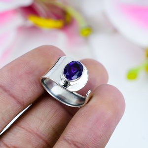 Bague solitaire en argent sterling avec améthyste ovale, cabochon violet, minimaliste, bande ouverte, bijoux en pierres précieuses pour femmes - Product Image 1