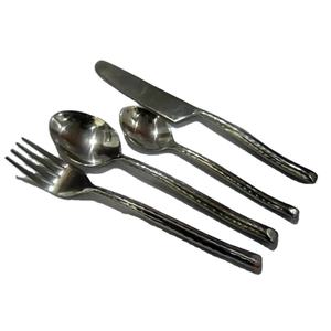 Ensemble de couverts en acier inoxydable noir martelé, finition miroir, pour les repas quotidiens, les cafés, les hôtels, les restaurants et la table moderne, provenant d'Inde. - Product Image 3