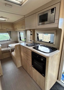 Caravana Lunar Clubman Gris de Lujo, de Aluminio, con un Dormitorio, 4x4, Remolque Familiar para Viajes y Aventuras al Aire Libre - Product Image 3