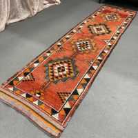 Tapis de couloir vintage turc écologique 2,9x11,2 pi, patchwork rouge et noir, motifs plantes et arbres, en laine avec envers en latex