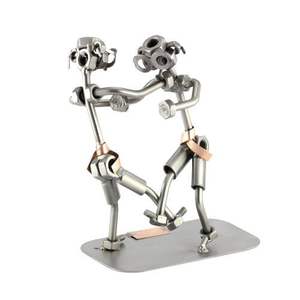 Escultura de perno de tuerca de Metal moderno con figurita de granjero que muestra el espíritu agrícola perfecto para la decoración del hogar en el campo - Product Image 5