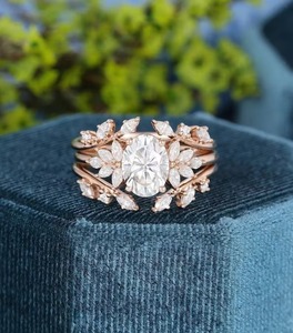 Conjunto de anillo de compromiso de diamante de moissanita de corte ovalado completamente blanco Diseño único Anillo hermoso El mejor regalo de compromiso para ella - Product Image 2