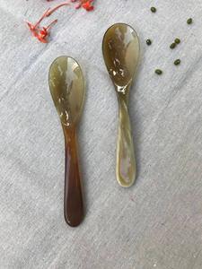 Cuchara de Cuerno de Búfalo Natural, Hecha a Mano y Pulida, Perfecta para Servir Especias, Condimentos o como Decoración de Mesa, Alta Calidad - Product Image 2