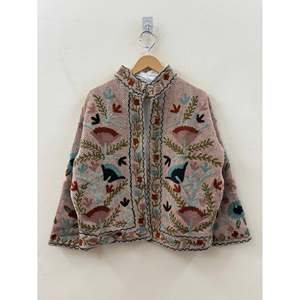 เสื้อแจ็คเก็ตผ้าฝ้ายลายก้างปลาปักลายดอกไม้สีชมพูอมเทาและสีงาช้าง รุ่น The Garden of Wandering Birds สำหรับฤดูใบไม้ผลิ - Product Image 5