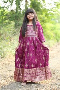 Nouvelle robe de designer tendance Kurti pour filles en rayonne disponible au prix de gros auprès d'un fournisseur indien - Product Image 2