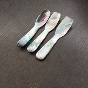 Cuillère en nacre de couleur noire royale, cuillère à caviar, cuillère royale taille 9 cm, fabrication artisanale au Vietnam - Product Image 1