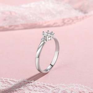 Anillo de Promesa Geométrico de Tres Piedras para Hombre, Corte Redondo Milgrain, Plata de Ley con Baño de Rodio - Product Image 6