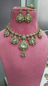 ชุดสร้อยคอแบบดั้งเดิมของอินเดียคุณภาพพรีเมียม พร้อมมงกุฎแบบ Maang Tikka ดีไซน์หรูหราสวยงาม เหมาะสำหรับงานแต่งงานและงานปาร์ตี้ - Product Image 4