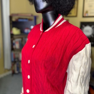 Cardigan rouge et crème de la sororité Delta Sigma Theta, brodé sur mesure, tricoté à la française avec des rayures crème, vêtement pull cardigan. - Product Image 6
