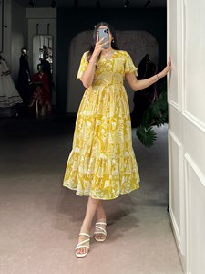 Lancement d'une nouvelle robe moderne de créateur, style occidental, une pièce, en tissu géorgette, imprimé numérique en relief, réversible, décontractée pour femmes, plage - Product Image 2