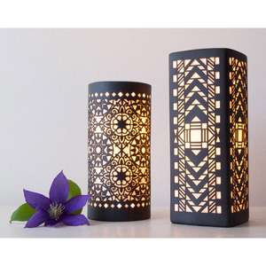 Portavelas votivo de metal tradicional con detalles elegantes, perfecto para interiores clásicos - Product Image 1